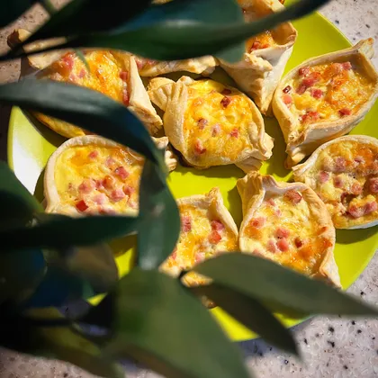 Слоёные лодочки с сыром и карбонадом