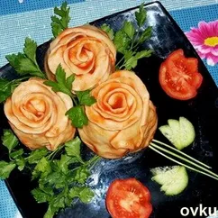 «Розовый букет» из теста с картофельной начинкой