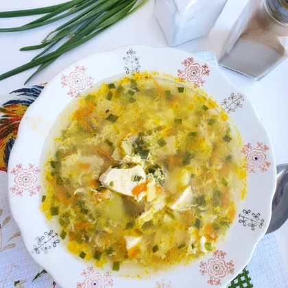 Легкий куриный суп с зелёным луком и яйцом