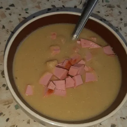 Чечевичный суп-пюре с жареной колбасой