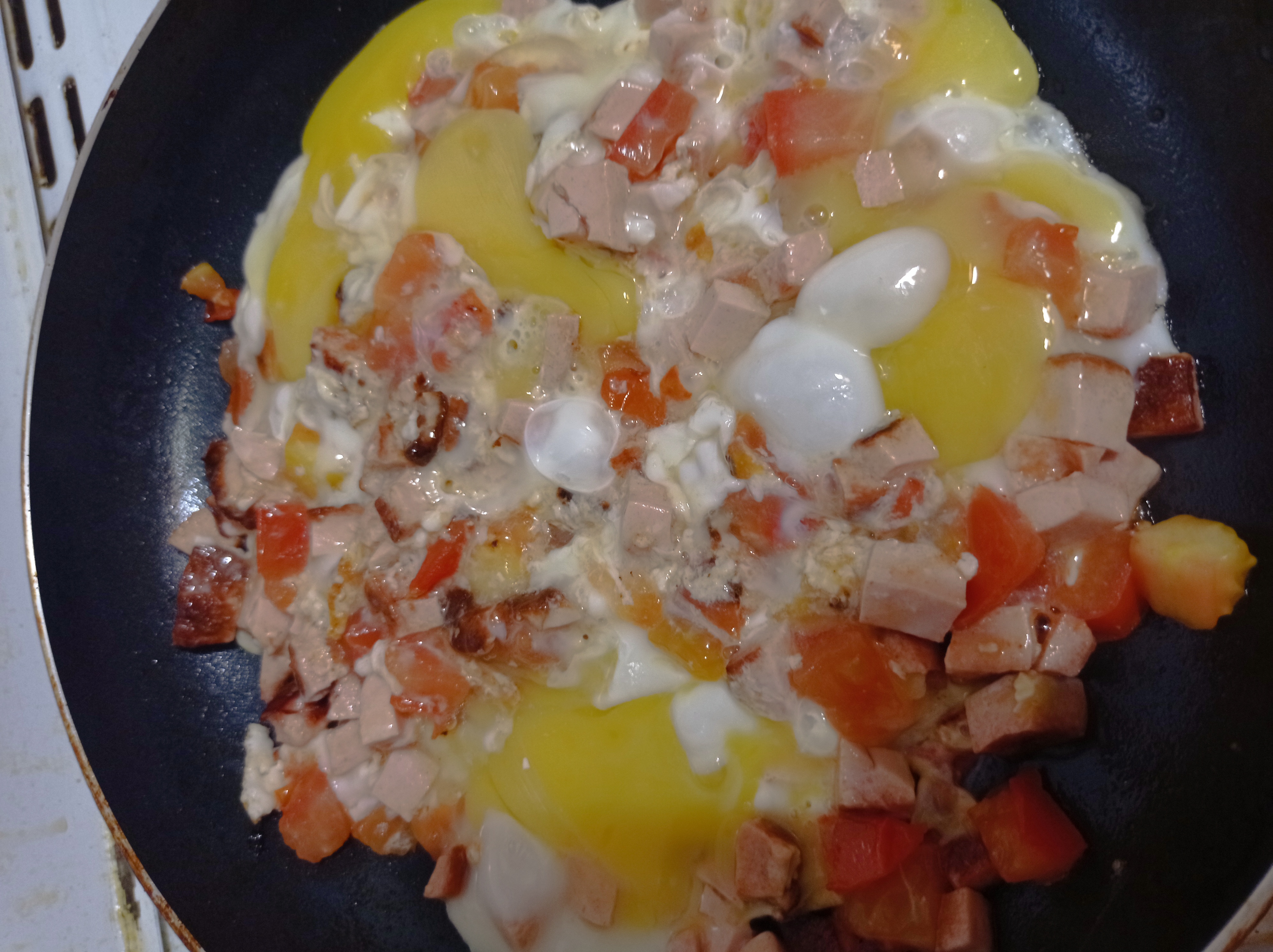 Яйца с колбасой и томатом 