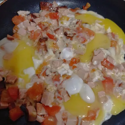 Яйца с колбасой и томатом 