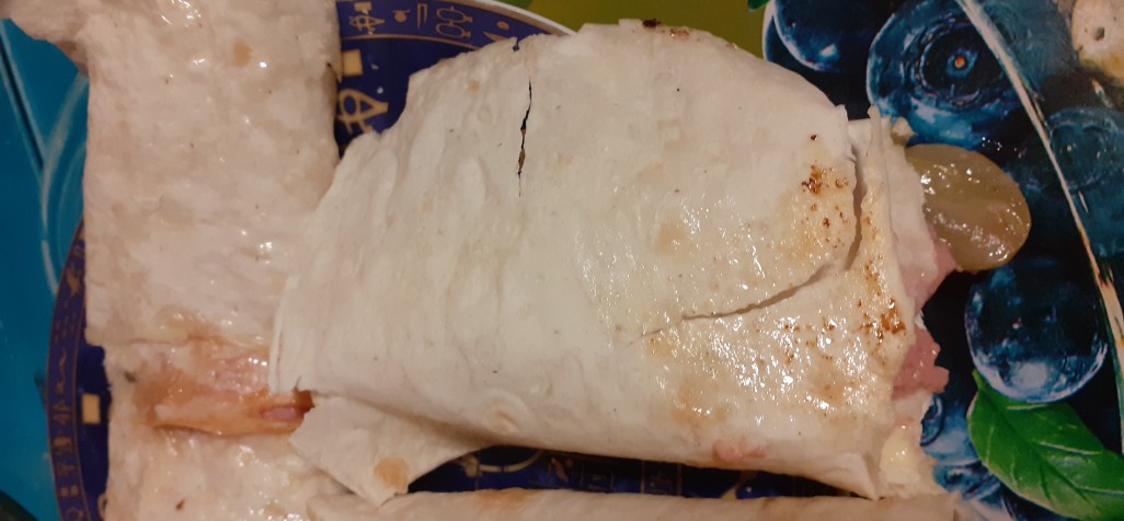 Печеночная колбаса с солеными огурцами в лаваше