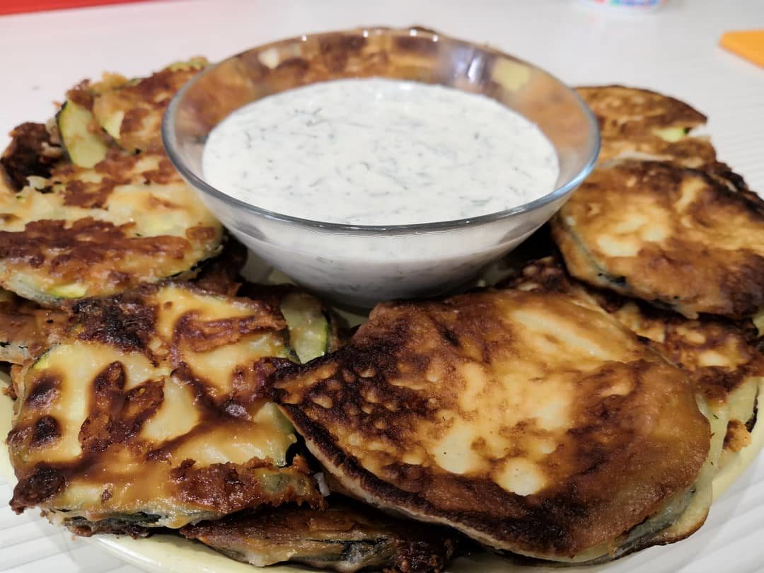 Кабачки в кляре с чесночным соусом
