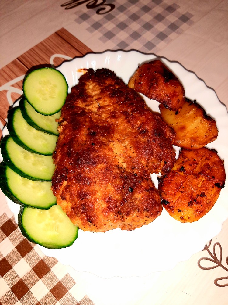 Шницель куриный запечённый на сковороде с картофельными дольками