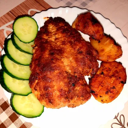 Шницель куриный запечённый на сковороде с картофельными дольками