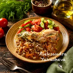 Маринованные в кефире кусочки курицы, с гречкой и морковью, в духовке