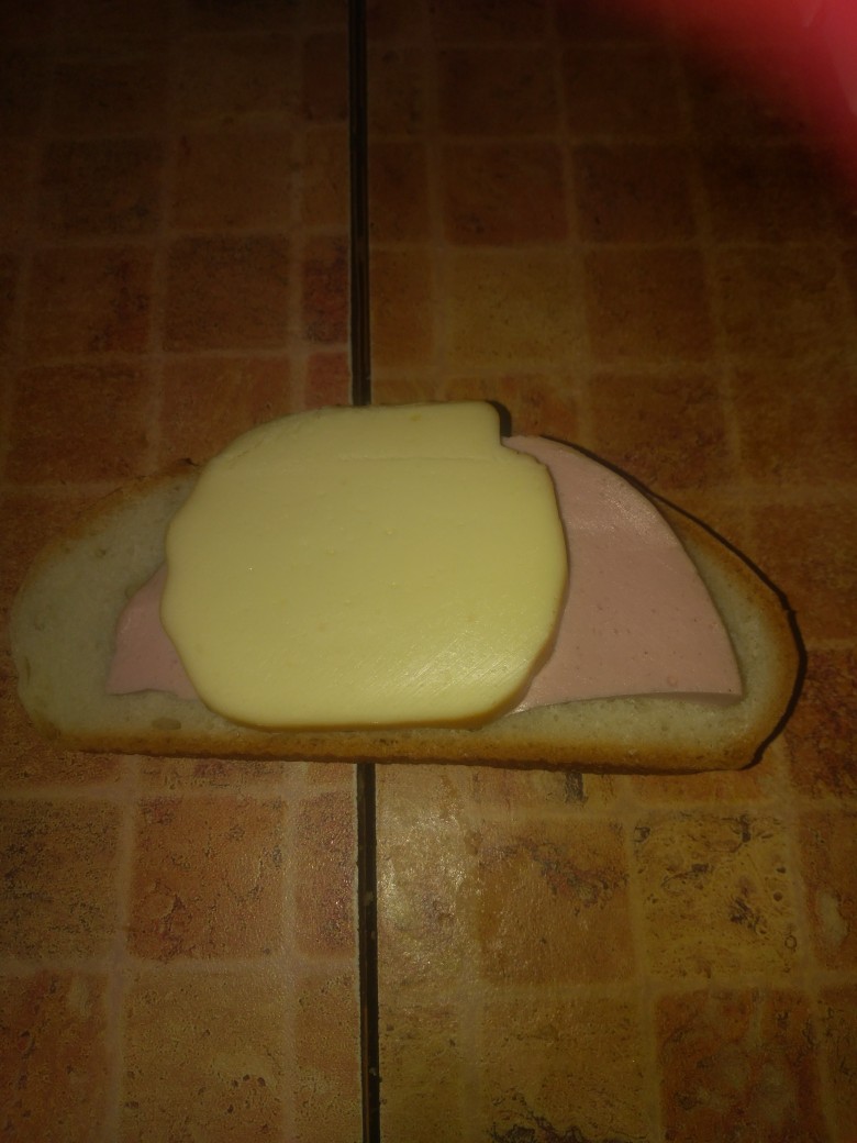 Бутерброд с колбасой и сыром