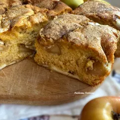 Шарлотка с яблоками, корицей и сметанной заливкой