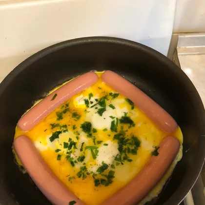 Яичница с сосисками и сыром