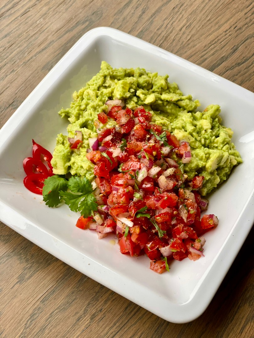 Гуакамоле с томатной сальсой📌