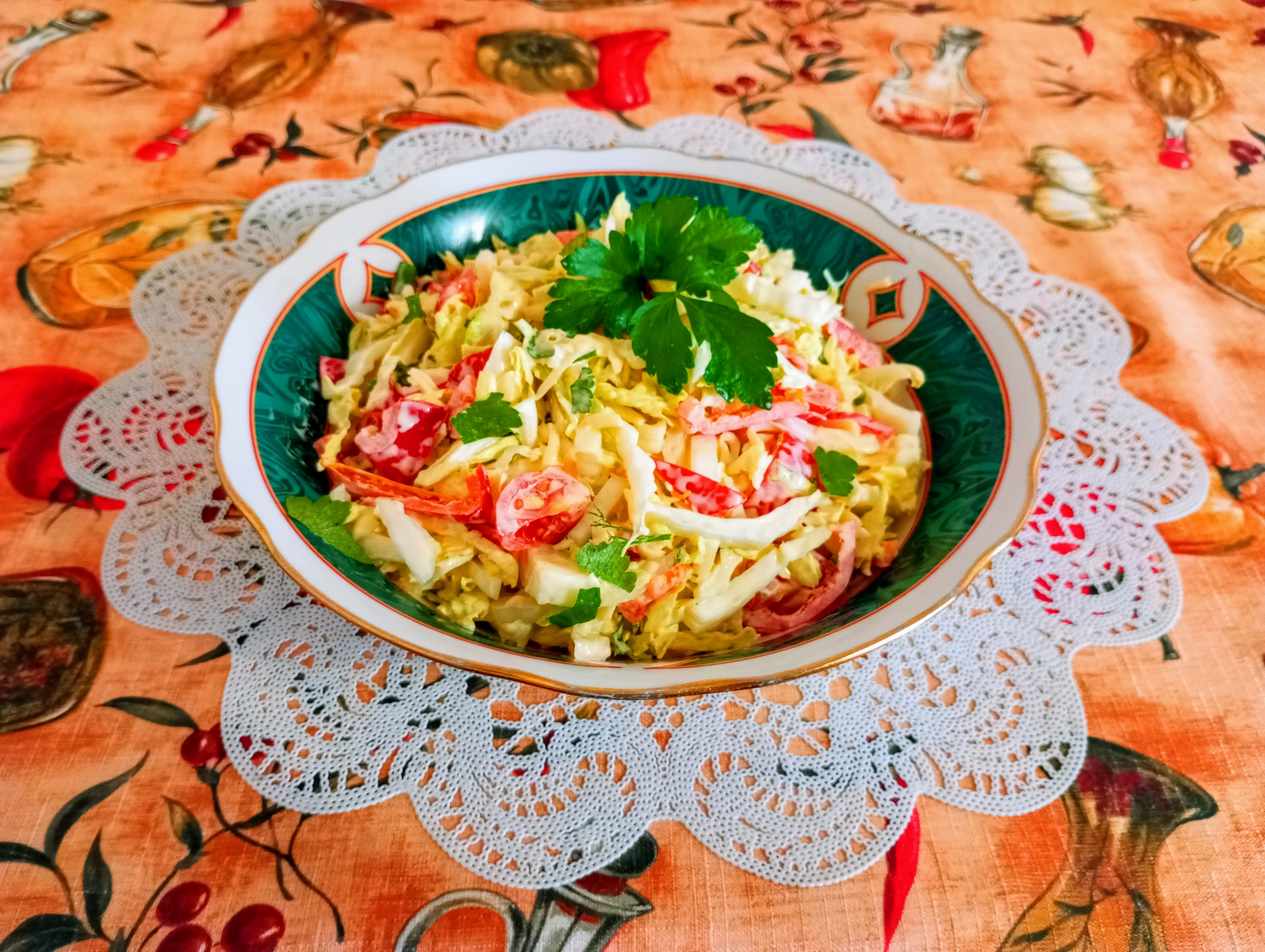 Салат из пекинской капусты с томатами, перцем и сыром 