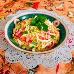 Салат из пекинской капусты с томатами, перцем и сыром 