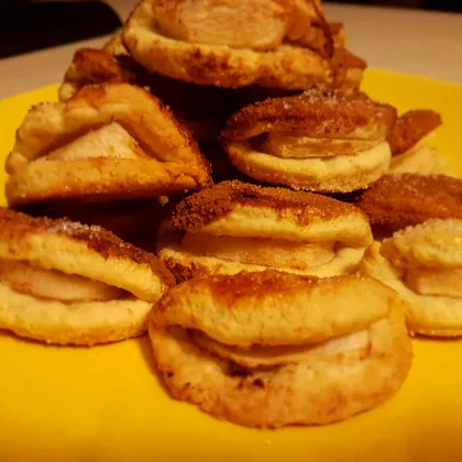 Песочное печенье с яблоком и корицей