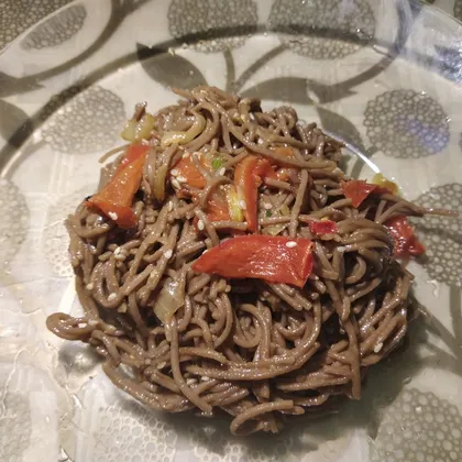 Гречневые спагетти с красной паприкой