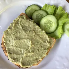 Селедка с кардамоном, лаймом, авокадо и васаби