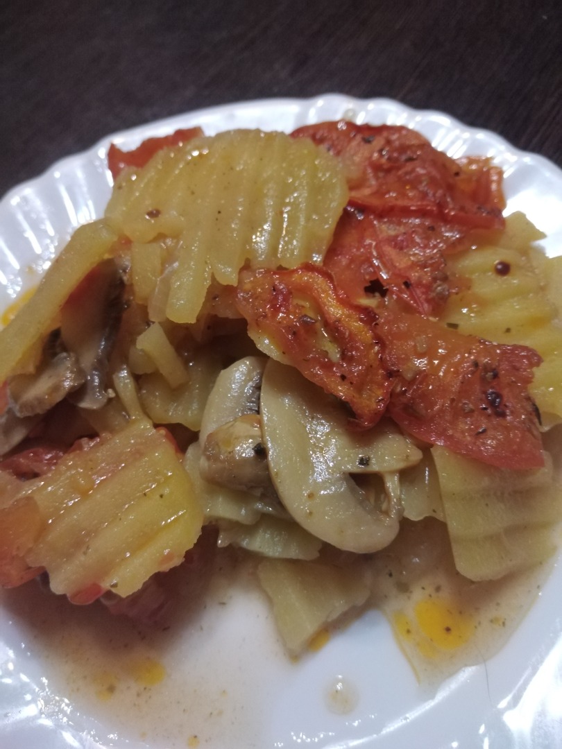 Картофель, запечённый с грибами и томатами