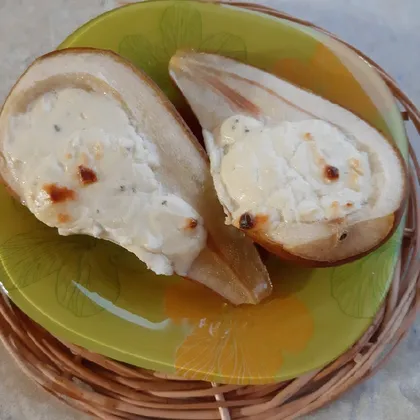 Десерт запечённая груша с сыром дор блю