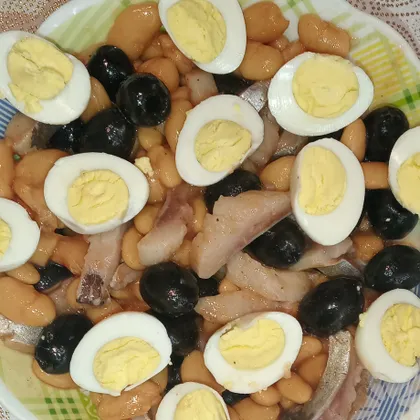Салат с селёдкой и перепелиными яйцами