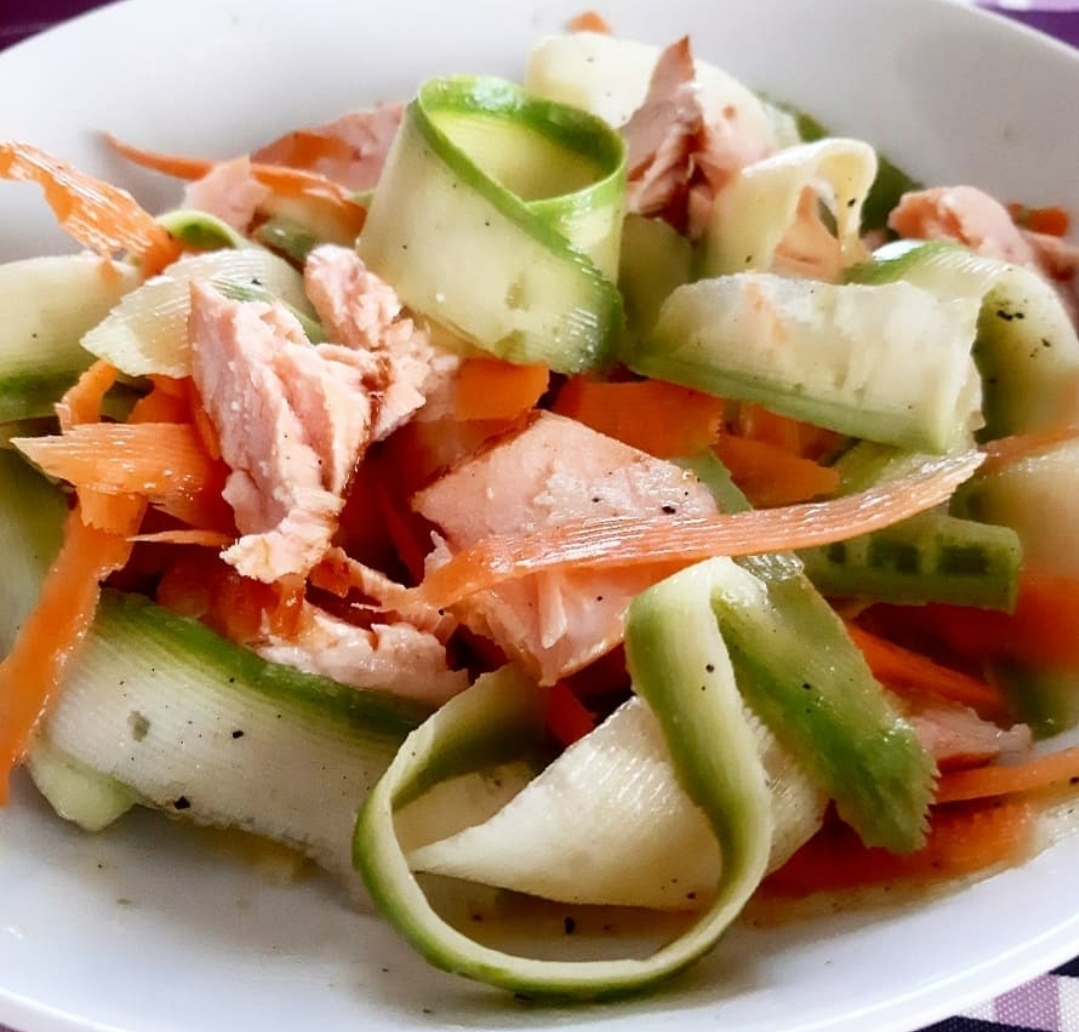 Салат с цукини, морковью и лососем