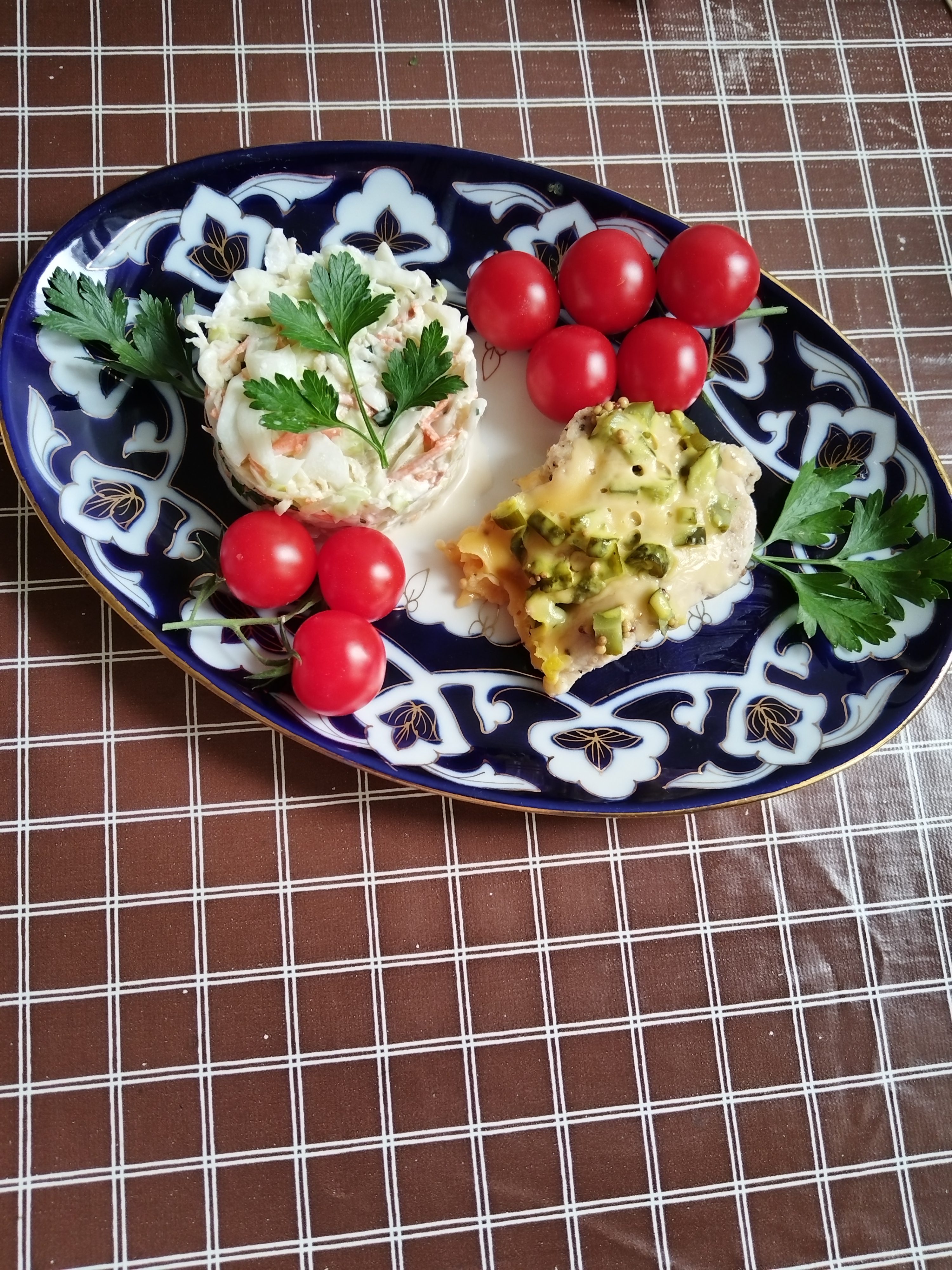 Куриные медальоны с салатом
