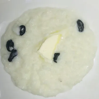 Молочная рисовая каша с изюмом