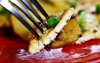 Куриный стейк с картофелем и зеленым луком