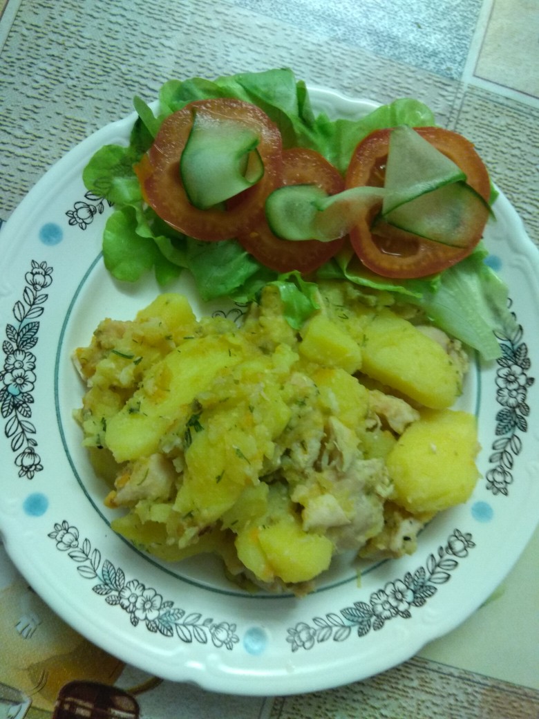 Тушеный картофель с куриным филе в мультиварке