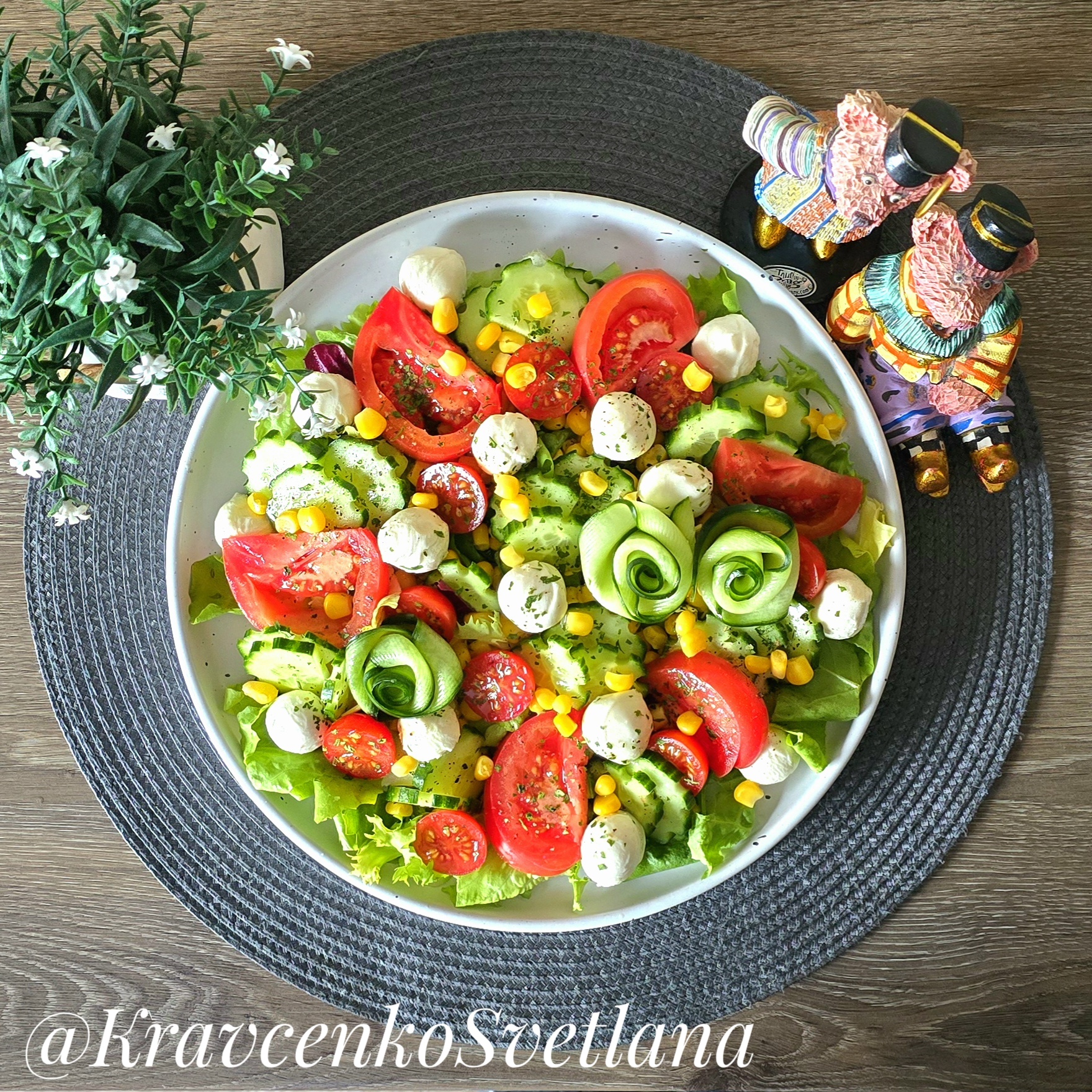 Салат овощной с моцареллой