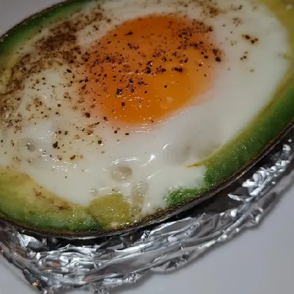 Авокадо с яйцом