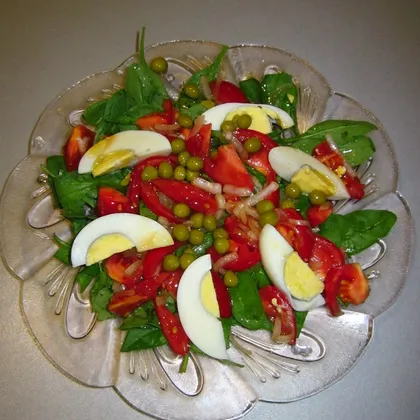 Салат из шпината с маринованным луком