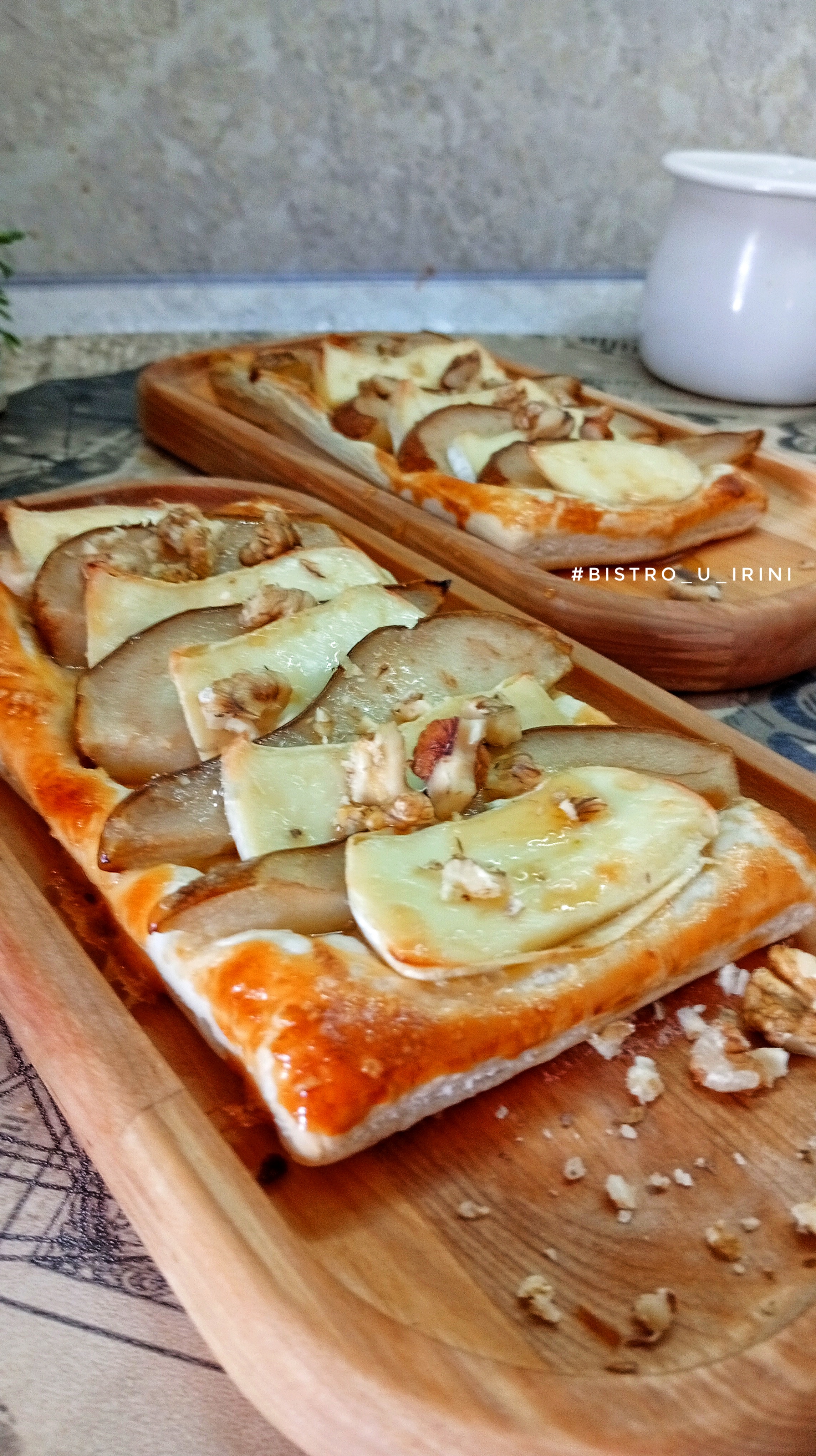 Хрустящие слойки с грушей и голубым сыром