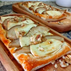 Хрустящие слойки с грушей и голубым сыром