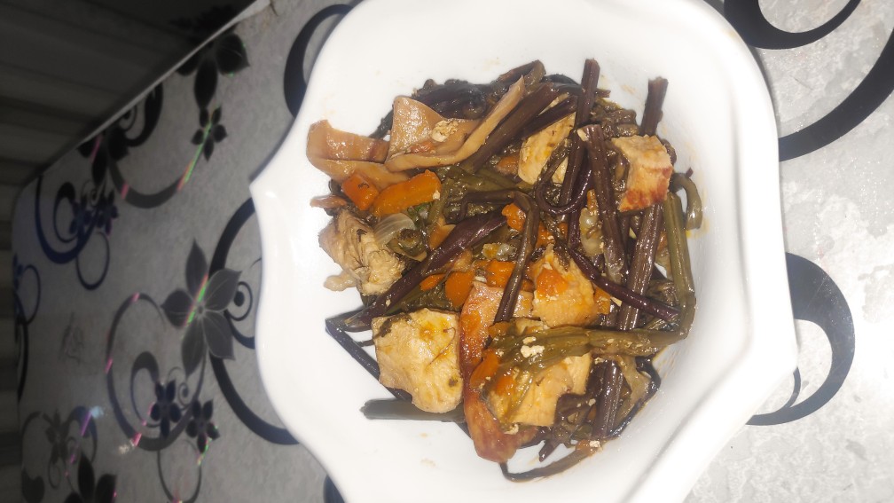 Папоротник с курицей и грибами
