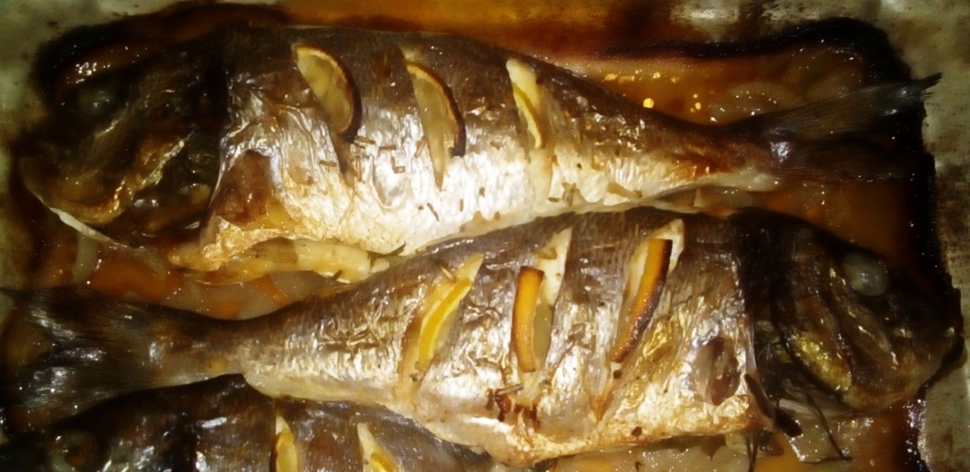 Дорада запеченная с травами