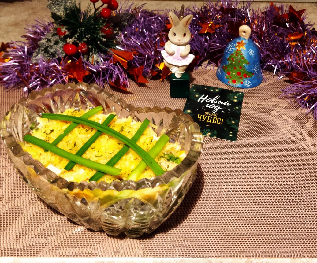Салат с ананасами и грибами на новогодний стол