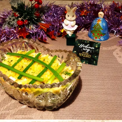 Салат с ананасами и грибами на новогодний стол