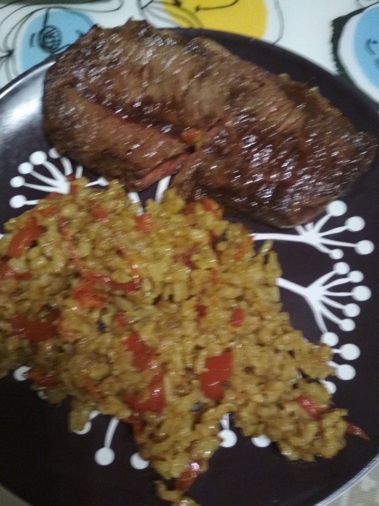 Стейк с рисом и перцем