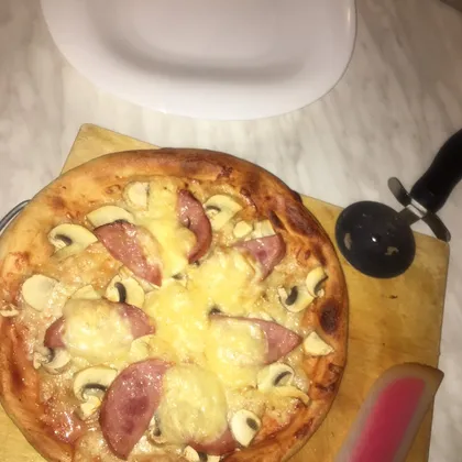 Пицца на пресном дрожжевом тесте с грибами и ветчиной