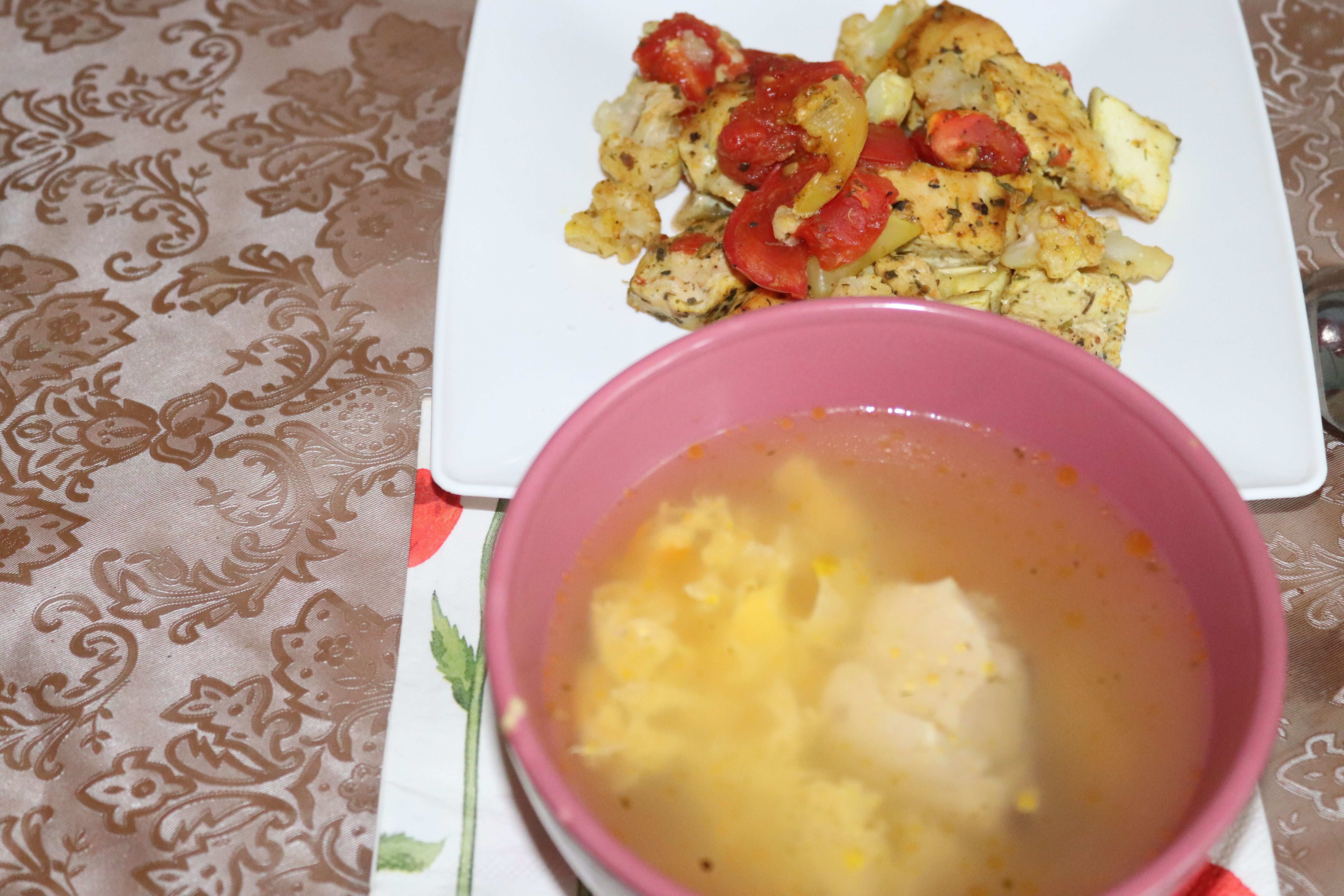 Экономное меню на день: обед за 0,35$ / бульон с яичной паутинкой и курица с овощами