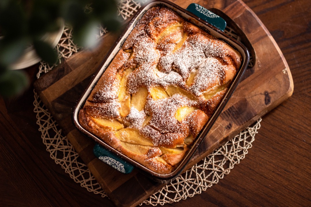 Шарлотка с карамелизованными яблочками