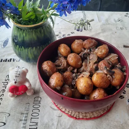 Жареная картошка с грибами и луком в казане