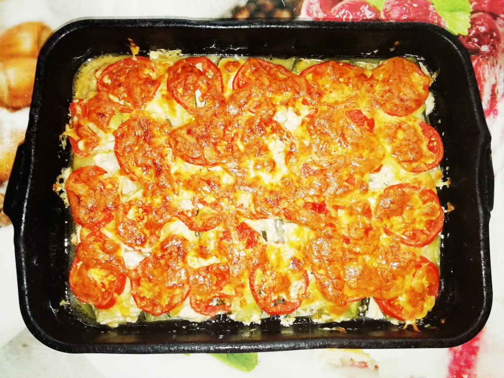 Запечённый кабачок с курицей под сыром