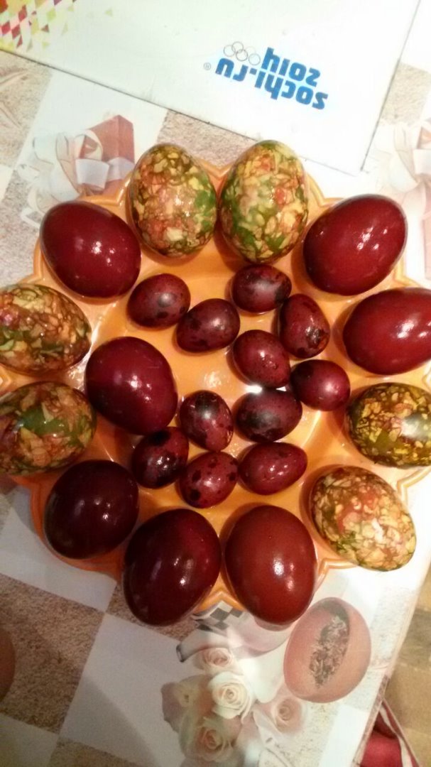Крашенные яйца в луковой шелухе и зеленке