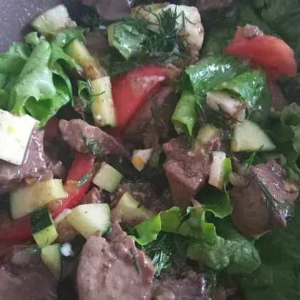 Салат с печенью индейки и зеленью
