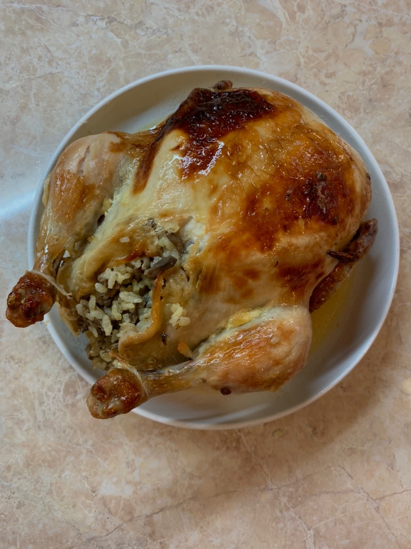 Курица в духовке, фаршированная рисом и овощами: рецепт - Лайфхакер
