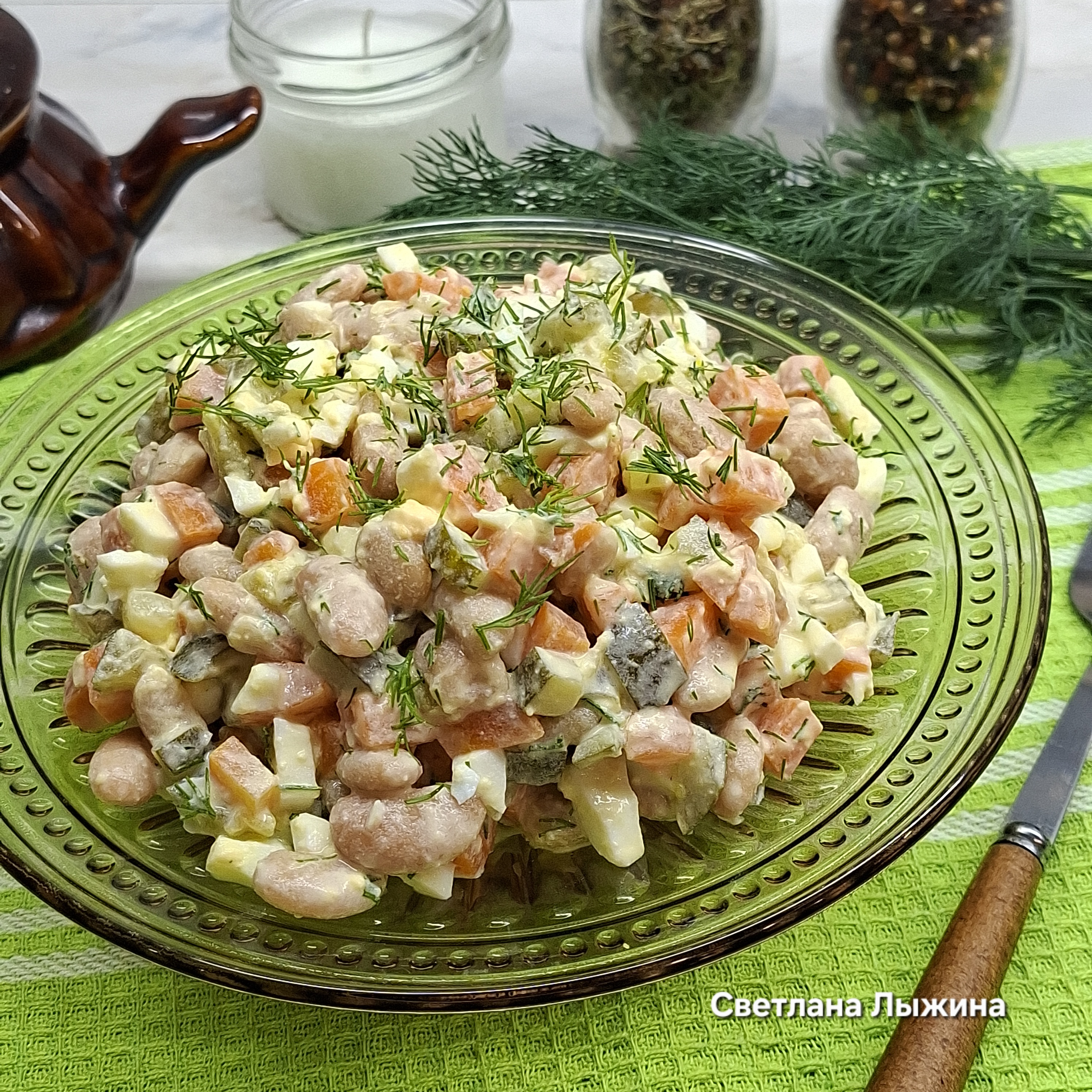Салат с фасолью, огурцами, морковью и яйцами