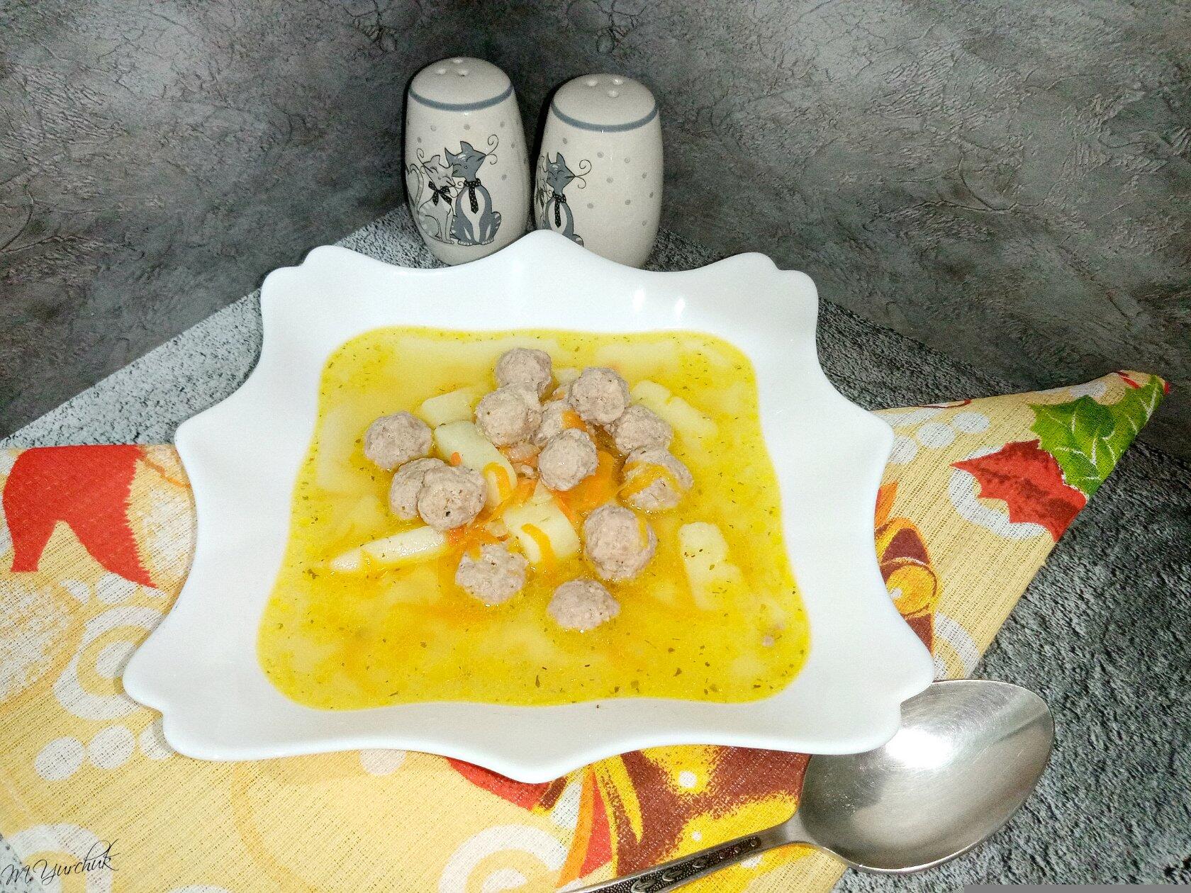 Суп на курином бульоне с фрикадельками 