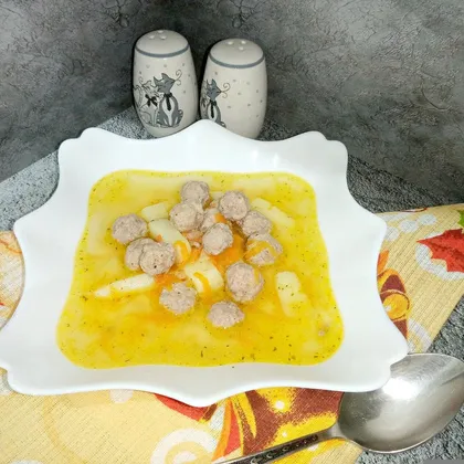 Суп на курином бульоне с фрикадельками 