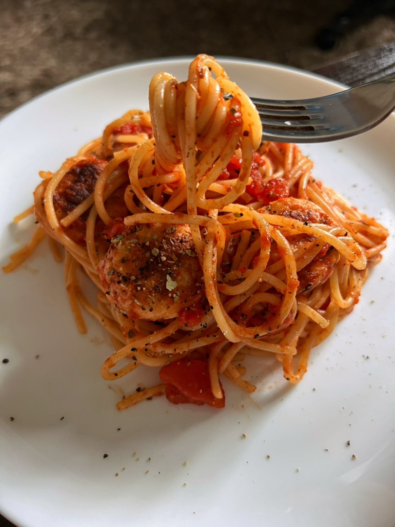 Спагетти с рублеными томатами и фрикадельками